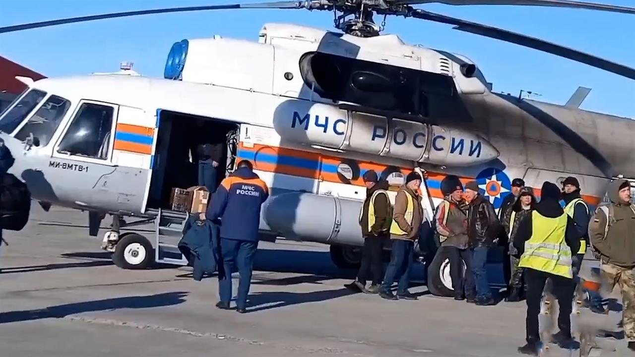 Вертолет Ми-8 МЧС РФ вылетел к месту обрушения рудника в Магаданской области