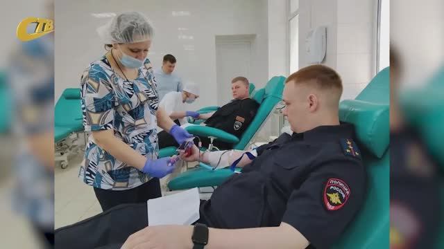 ПОЛИЦЕЙСКИЕ ЖЕЛЕЗНОГОРСКА И ДРУГИХ НАСЕЛЕННЫХ ПУНКТОВ ПРИНЯЛИ УЧАСТИЕ В ДОНОРСКОЙ АКЦИИ В КУРСКЕ