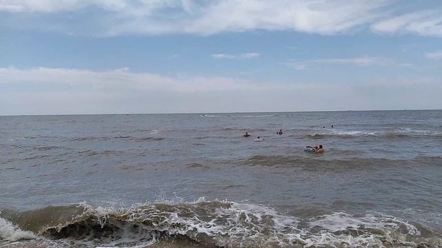 Бурлит тёплое Азовское море 🌊 в станице Голубицкая