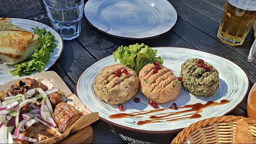 Мамалыга с жареным сыром в Абхазском дворепробуем местные блюда