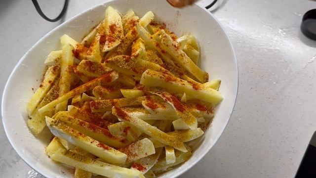 Посыпаем картошку специями