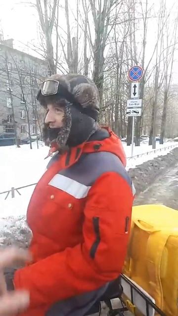 Супер подготовленный курьер яндекс еда. Электровелосипед и три аккумулятора, перчатки с подогревом