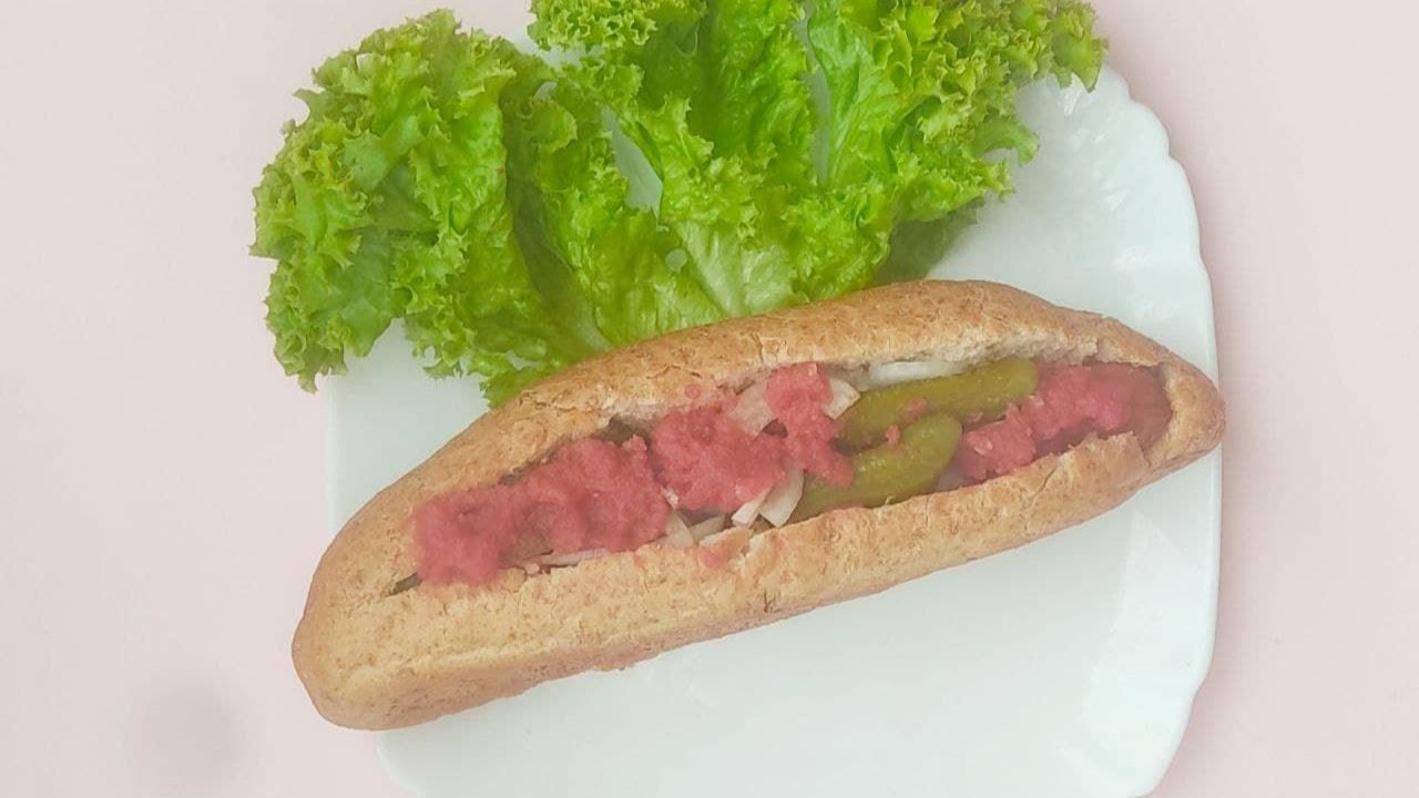 Классический хот-дог с охотничьей колбаской и маринованным огурцом