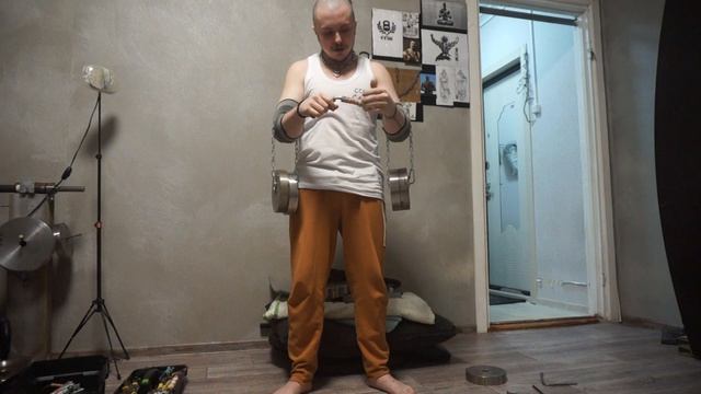 Сгибания гвоздя. 200мм с весом на руках по 10кг на каждой руке.
