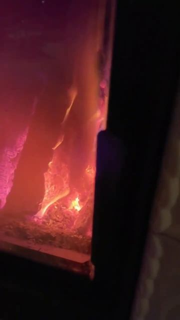 Печь-камин в керамической облицовке.