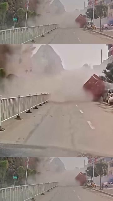 Камнепад на дороге.