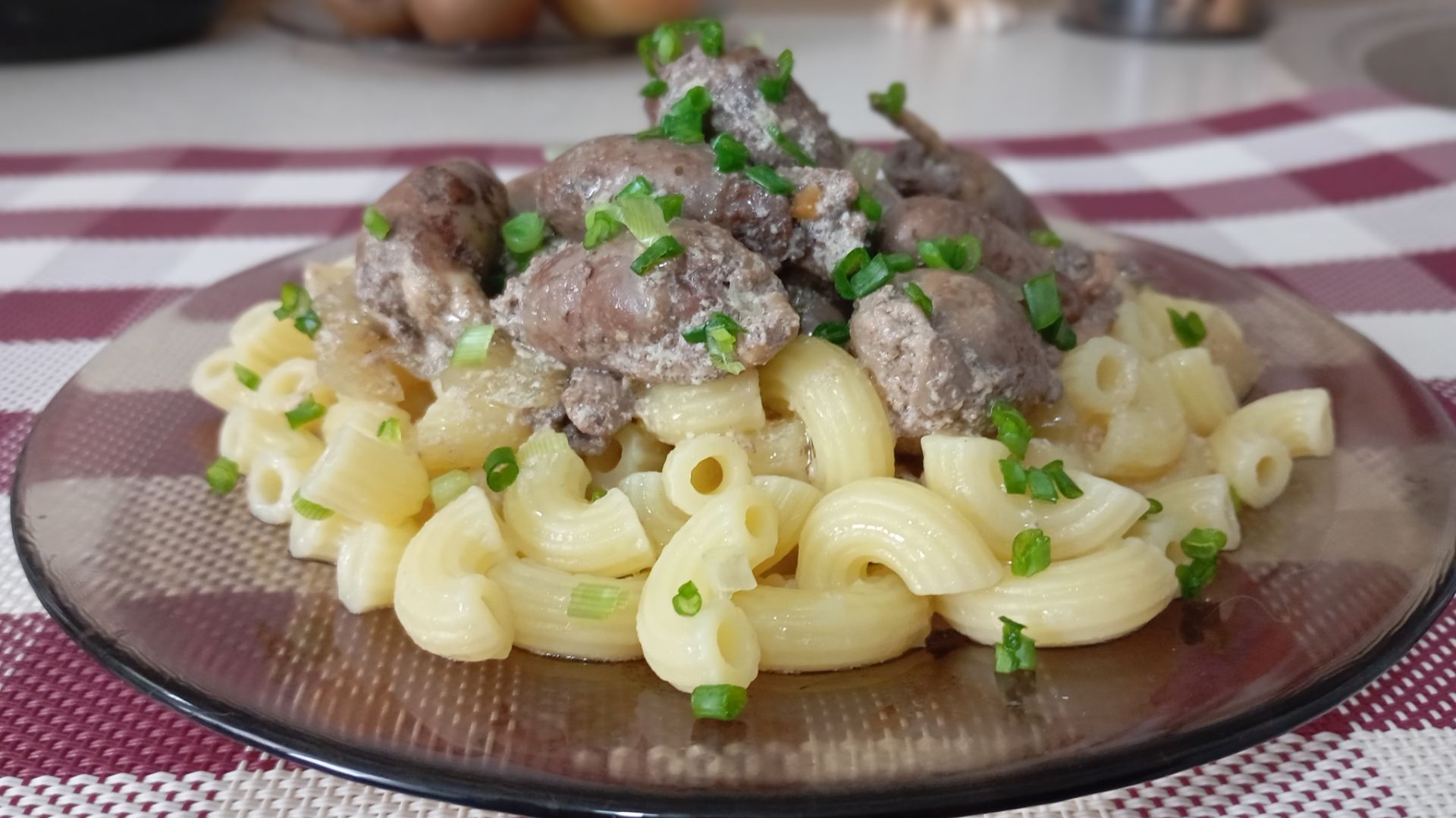 Куриные СЕРДЕЧКИ и ПЕЧЕНЬ  в сметанной заливке.