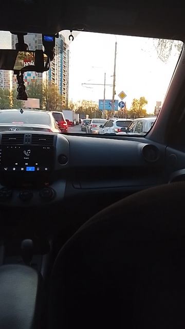 У нас на Таганрогской улице пробка: АХ*ЕТЬ! Стояли 10 минут! (снято в 19:3?)