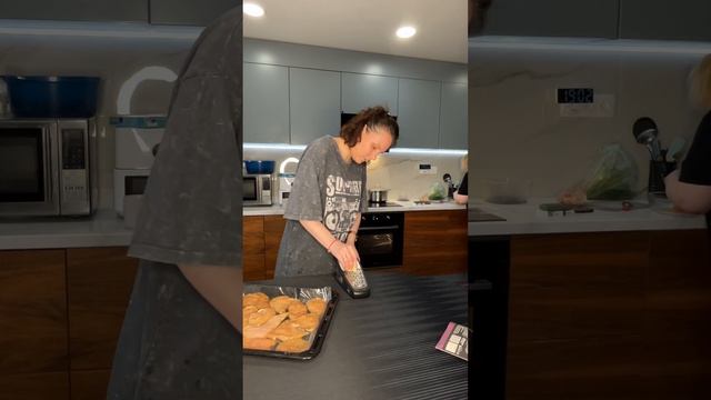 Простой и вкусный ужин, сочная курочка с макаронами на гарнир.