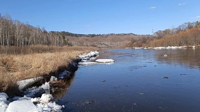 На реке в апреле.