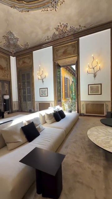 Такой подачи не ожидал никто. Poliform устроил один из самых эффектных показов на Milano Design Week