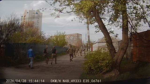Типична уже история: люди охотятся как шакалы - большими стаями, набрасываясь на жертву вместе.