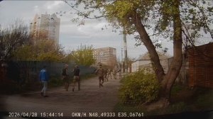 Типична уже история: люди охотятся как шакалы - большими стаями, набрасываясь на жертву вместе.