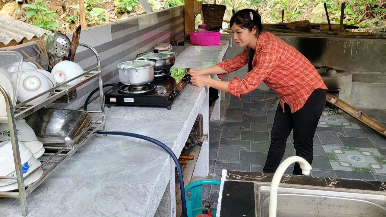 Собрала сердцевину банановых деревьев, чтобы продавать ее и зарабатывать деньги на газовую плиту