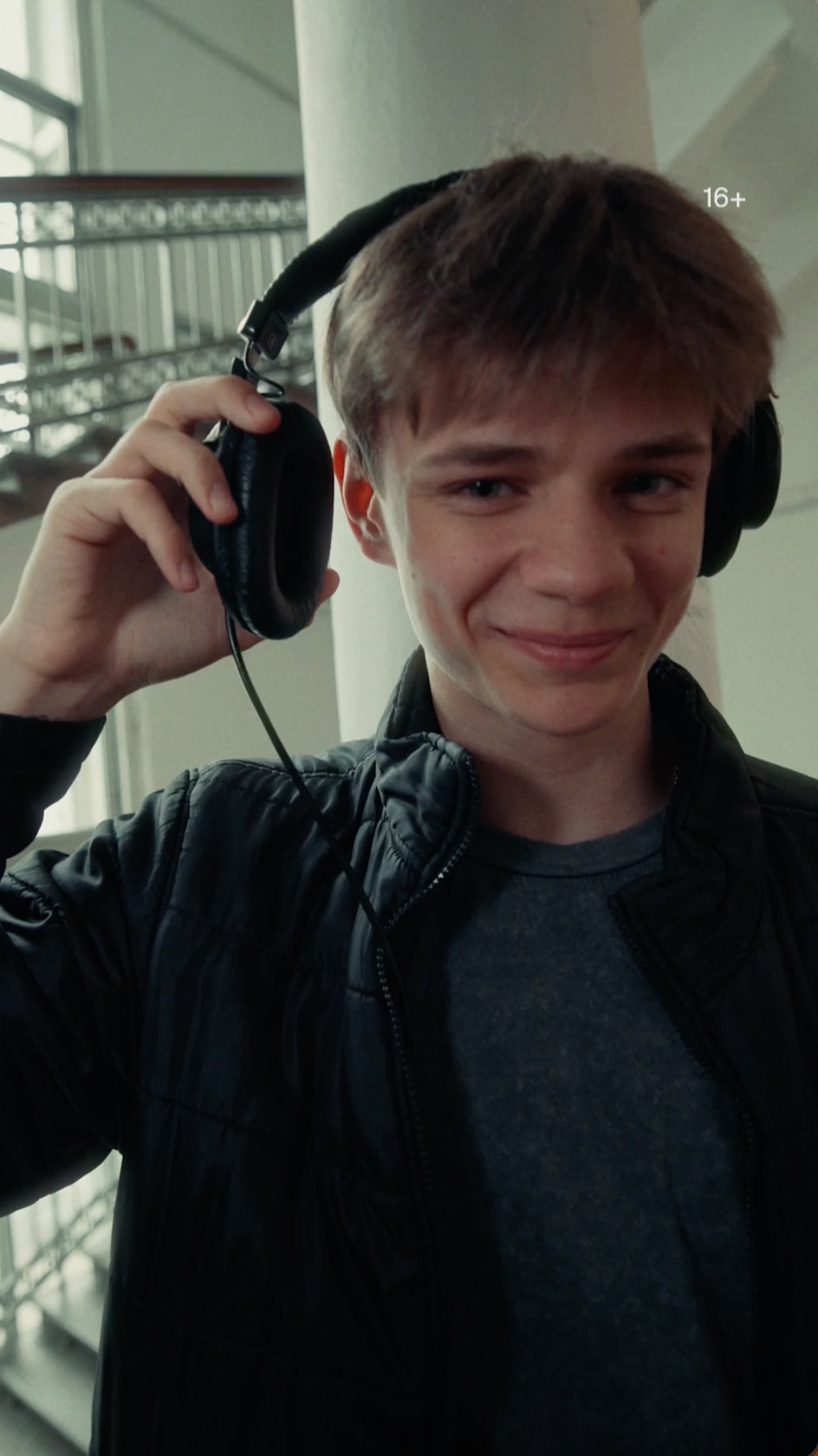 Матвей, что слушаешь?  Смотрите сериал «РАДАР» только в Okko.