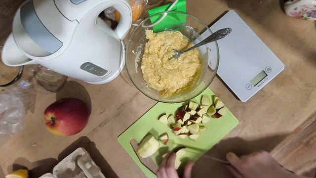 Готовлю шарлотку. Самый простой рецепт.