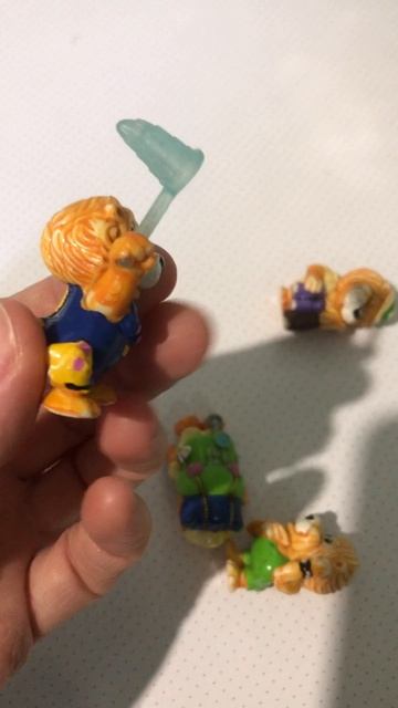 Киндеры 90-е львы на отдыхе