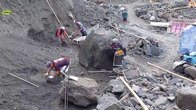 Строительство, шахтёры собирают песок в карьере