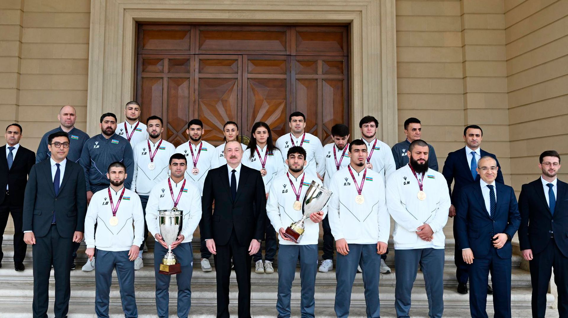 Ильхам Алиев принял борцов, ставших чемпионами в командном зачете на чемпионате Европы