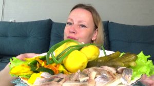 Мукбанг от Яновны Картошка отварная с селедкой, огурцы бочковый, капуста по корейски! Еда вкуснота.