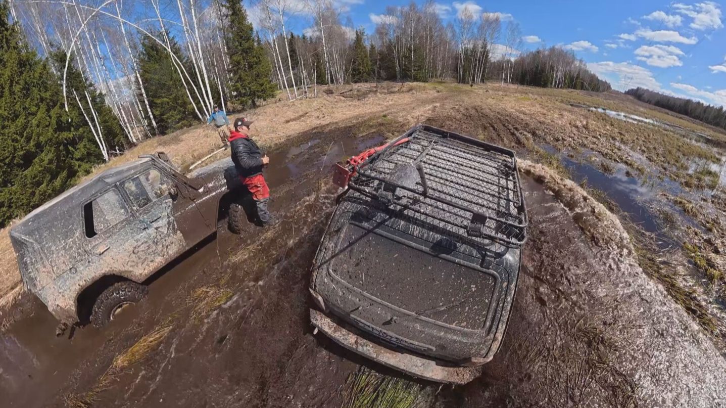 Одинокая нива с подготовленными уазиками.