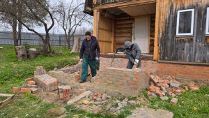 Рухнувшая липа, процесс демонтажа и осиновый листок