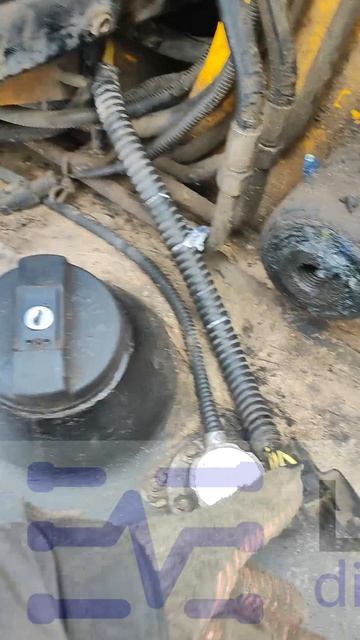 JCB 3CX. Нелепая гофра для реле стартера. Ахинея от производителя. Глупость или диверсия)))