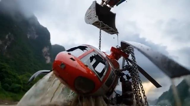 Обезьянка Сиси управляет трактором-экскаватором JCB, чтобы спасти вертолет