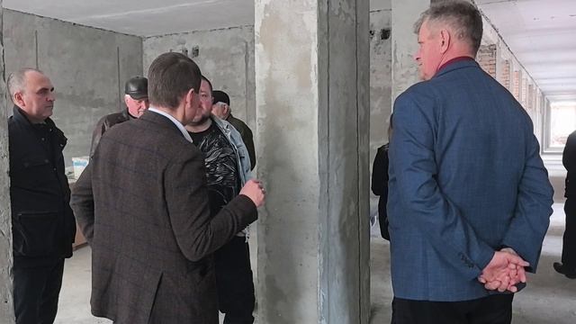 Сергей Еремин проверил ход ремонта в школе 4 в Назарово