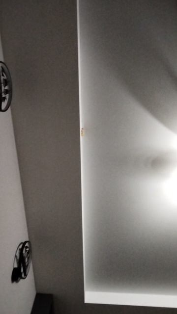 Надеюсь он не упадет когда я буду спать.