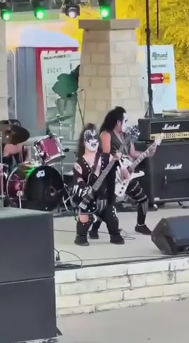 Маленький концерт заурядной группы