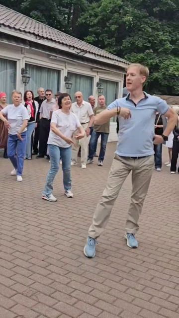 Танцует Сергей!