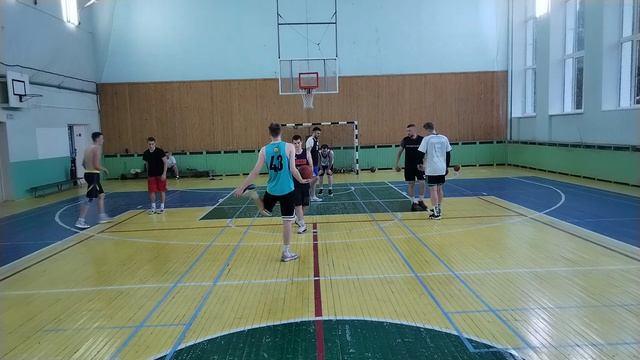 Под наблюдением тренера играем на 1 кольцо