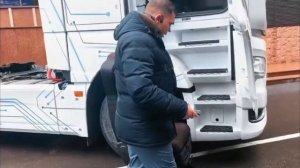 Ростех продемонстрировал КАМАЗ для переживших тяжелые ранения ветеранов СВО