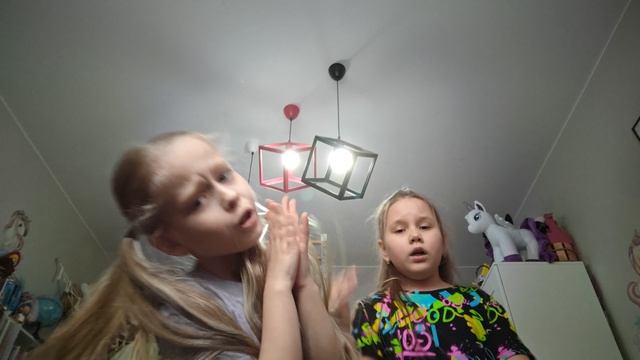 Танцую песню ангелочек с лучшей подругой