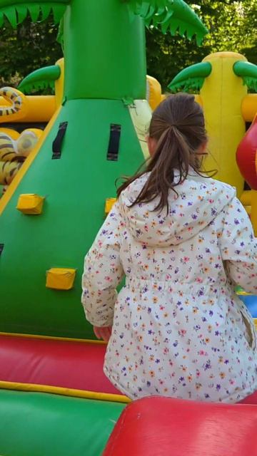 змей горыныч часть 1 💨🐲  Алиса на батуте 🛝