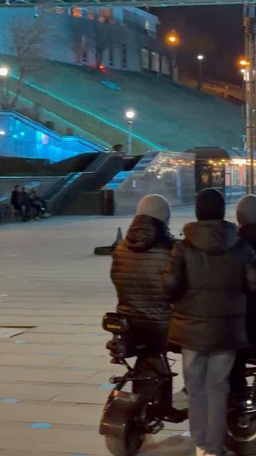 На набережной