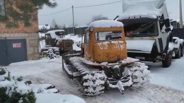 Бульдозер ДТ-75Б гребёт снег! Легендарный трактор из СССР