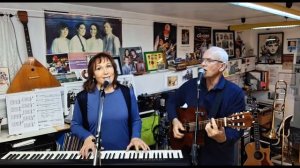 Виктор Карасенко и Галина Кныш Ансамбль Москвичи поют песню Катюша.