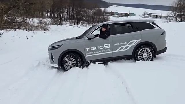 Современный кроссовер и седан из 90-х.

Москва, держитесь там!