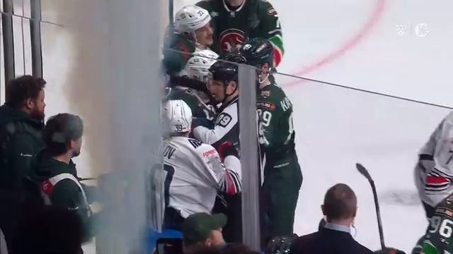 КХЛ. Ак Барс_Металлург матч 3.  Потолкались напоследок. Яшкин душит Козлова после финальной сирены.