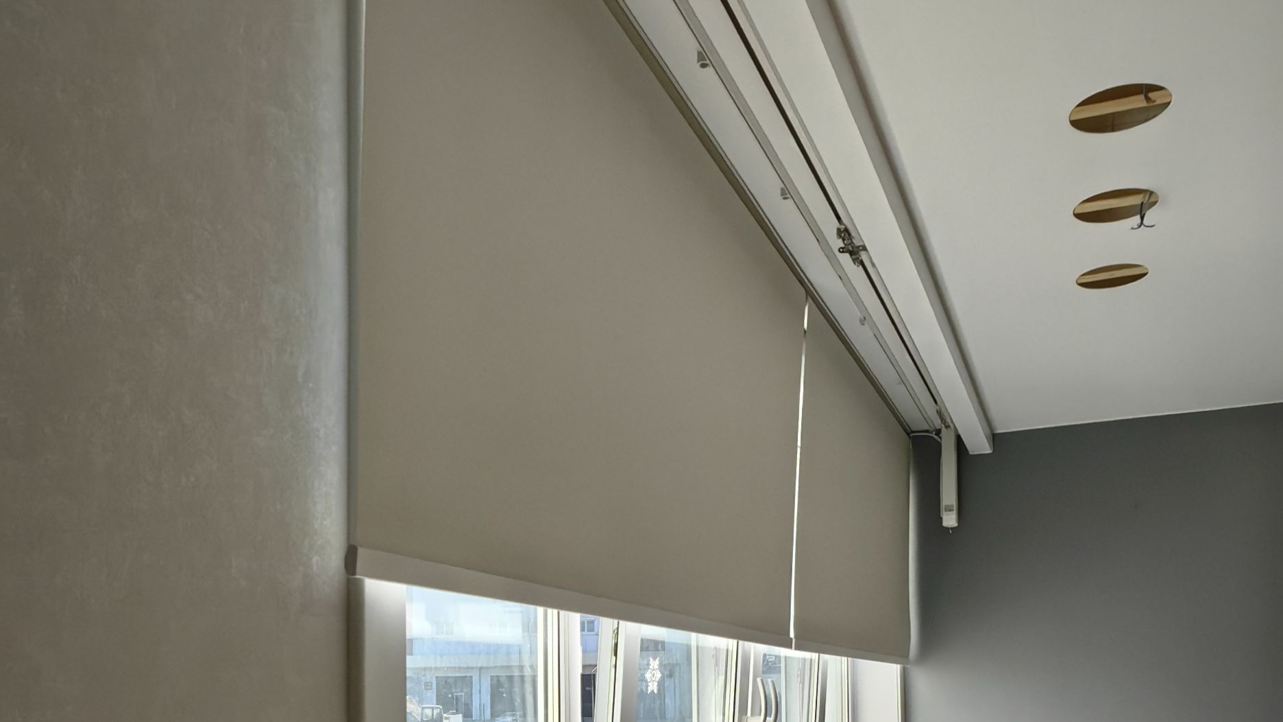 Рулонные шторы с открытым окном