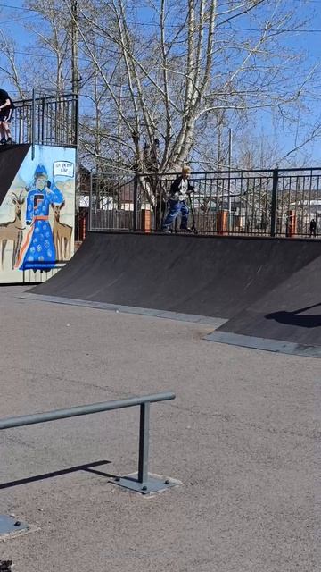 катаемся на самокатах а скейт парке Борзя