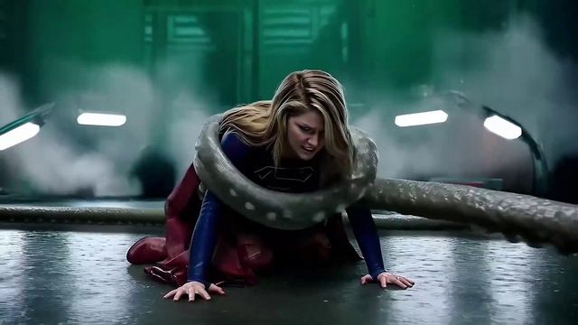 Супергёрл против инопланетного монстра с щупальцами.