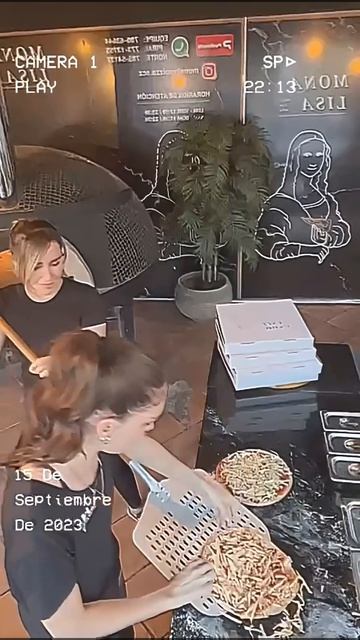 Двое сотрудников пиццерии запороли две пиццы