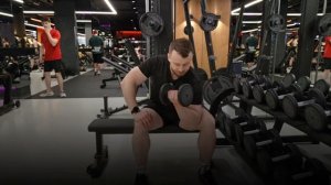 Концентрированный подъём на бицепс, техника выполнения упражнения.