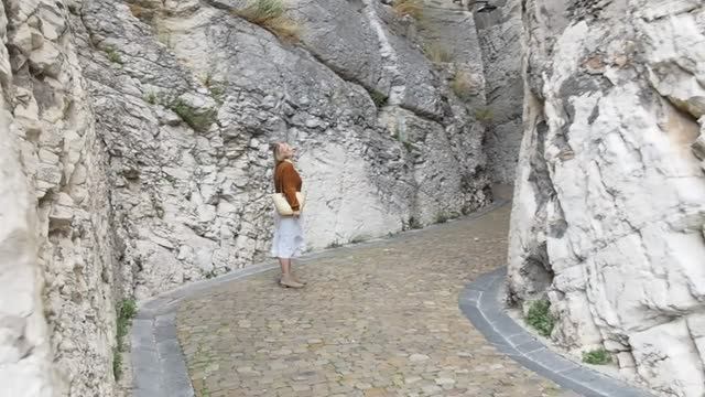 Проход возле Папского дворца (Авиньон, Франция).