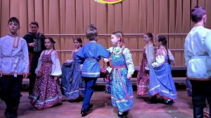 2.2. Хороводная песня некрасовских казаков «Садила баба лук, чеснок». Исп. фолькл. анс. 2-3 классов