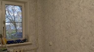 Обои почти доклеили.