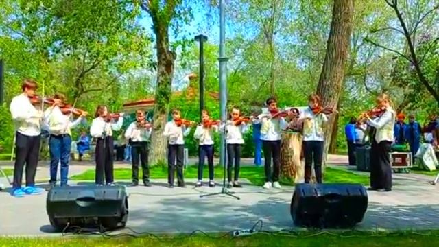 Е.Дога  Сырба Образцовый  ансамбль  ВИОЛИНО на  открытии  павильона  культуры